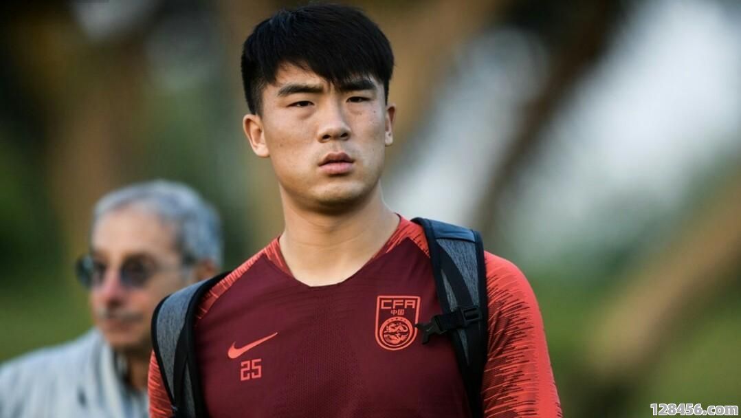 足球射门踢到人算犯规吗？规则解析与赛场实例